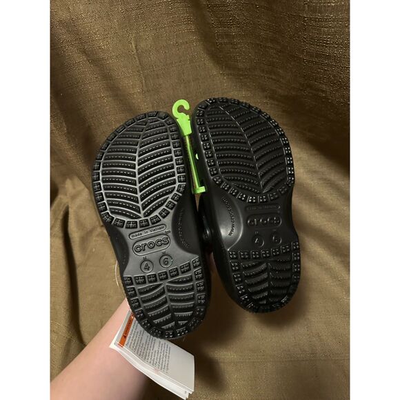 NWT Unisex Crocks Classic Black Clogs Size W6 M4 - Picture 3 of 4